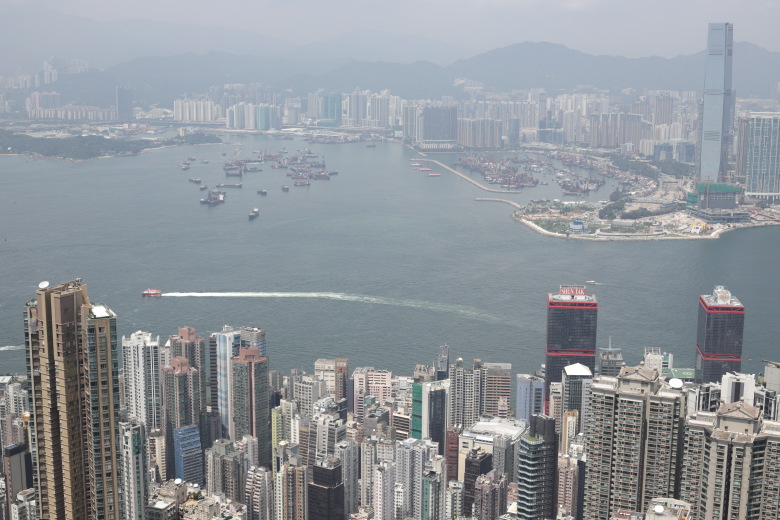 Speedboat leaving Shun Tak Centre
